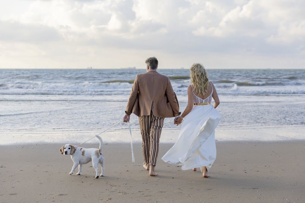 Hochzeitsfoto von Brautpaar und Hund am Strand | Foto: Hanna Witte