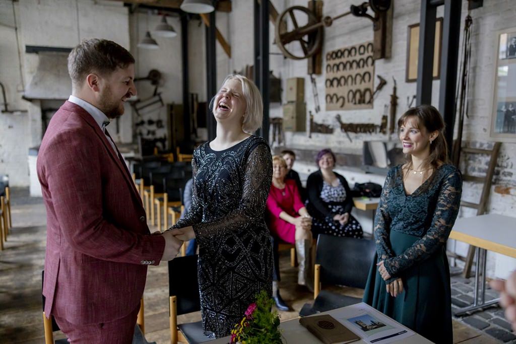das Brautpaar bei der standesamtlichen Trauung in der Alten Schmiede Neuss | Foto: Hanna Witte
