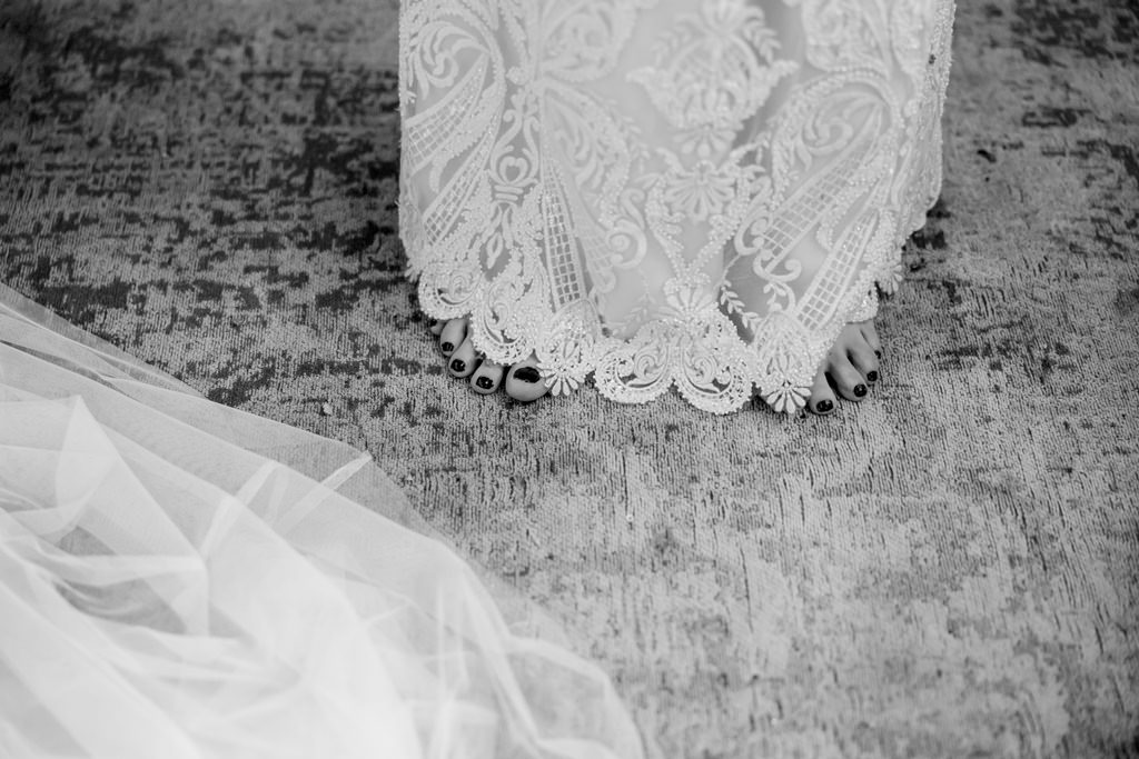kreatives Brautfoto vom Saum des Hochzeitskleids | Foto: Hanna Witte