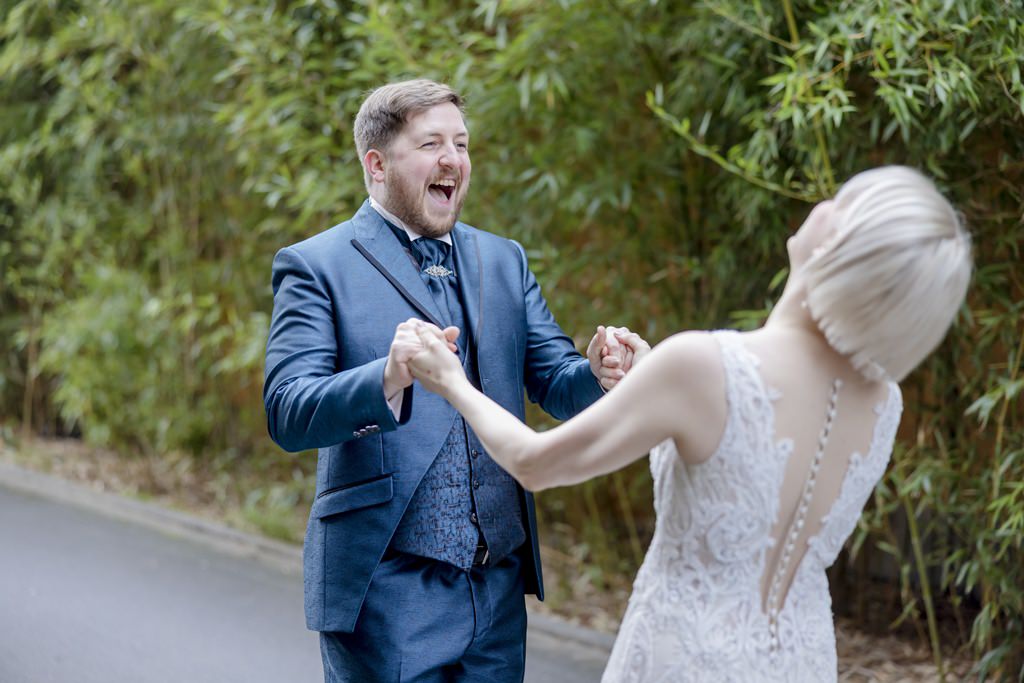 Braut und Bräutigam freuen sich beim First Look Shooting | Foto: Hanna Witte