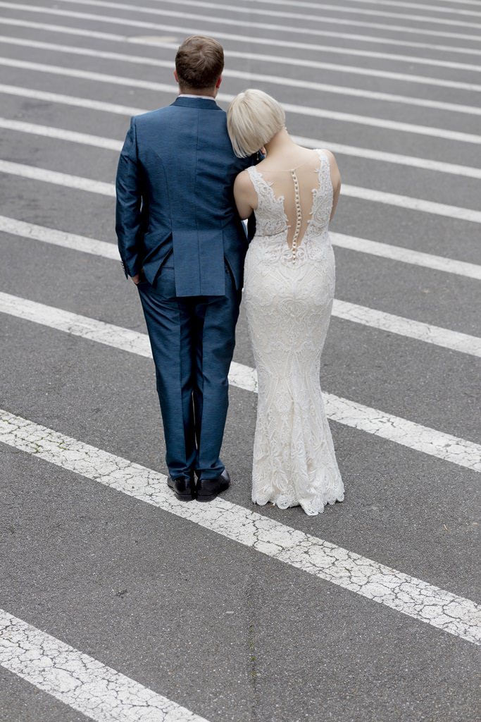 urbanes Paarfoto von der Rückenansicht des Brautpaares | Foto: Hanna Witte