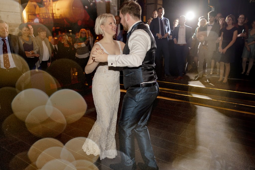 das Brautpaar tanzt den Eröffnungstanz | Foto: Hanna Witte