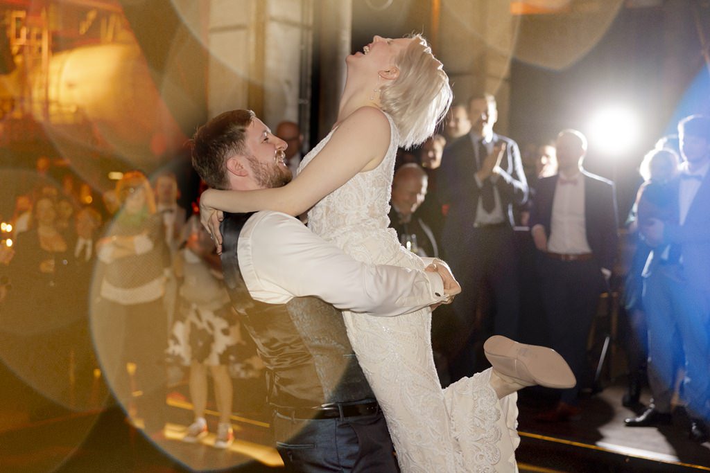 der Bräutigam hebt die Braut beim Hochzeitstanz hoch | Foto: Hanna Witte