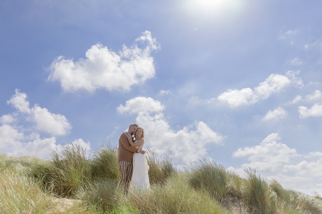 das Paar einer Silberhochzeit umarmt sich in den Dünen von Scheveningen | Foto: Hanna Witte