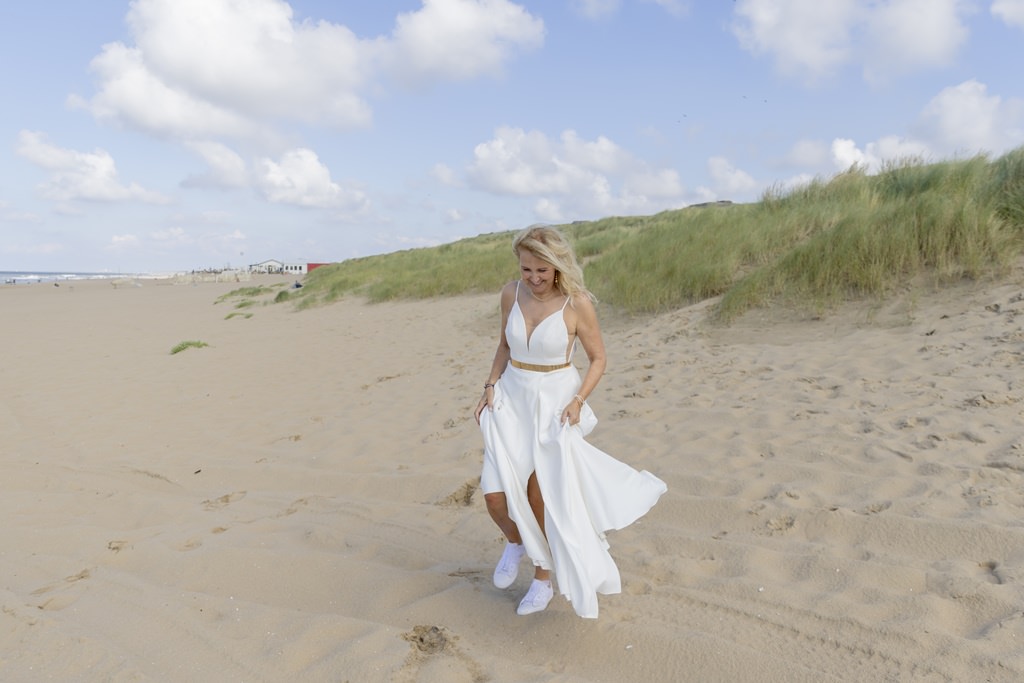 die Braut einer Silberhochzeit läuft über die Dünen von Scheveningen | Foto: Hanna Witte