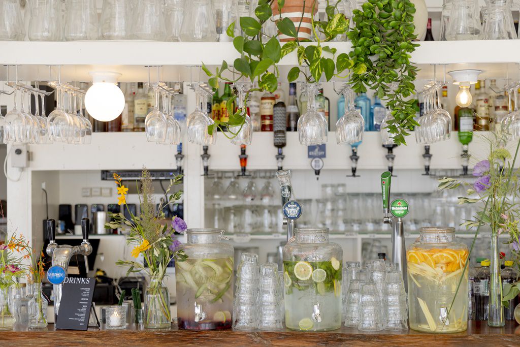 Bar mit selbstgemachter Limonade und Blumendeko im Beachclub Naturel | Foto: Hanna Witte