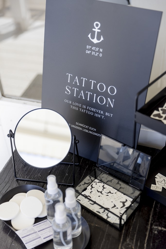 Hochzeitsspaß für die Gäste mit Tattoo Station und Klebe-Tattoos | Foto: Hanna Witte