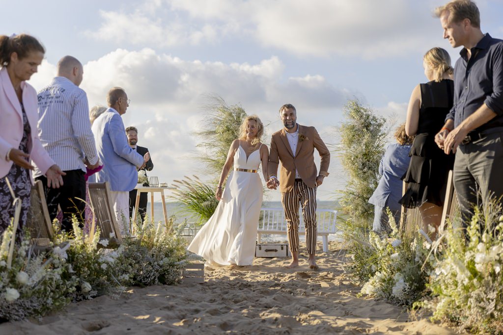 das Brautpaar beim Auszug nach der Erneuerung des Eheversprechens am Strand | Foto: Hanna Witte