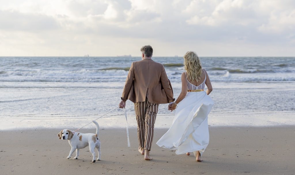 das Brautpaar läuft zusammen mit ihrem Hund aufs Meer zu | Foto: Hanna Witte