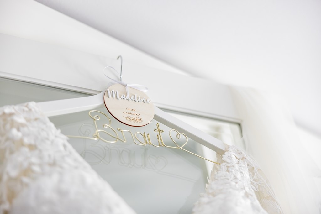 personalisierter Kleiderbügel fürs Brautkleid - mit Namen der Braut und Hochzeitsdatum | Hochzeitsfoto: Hanna Witte