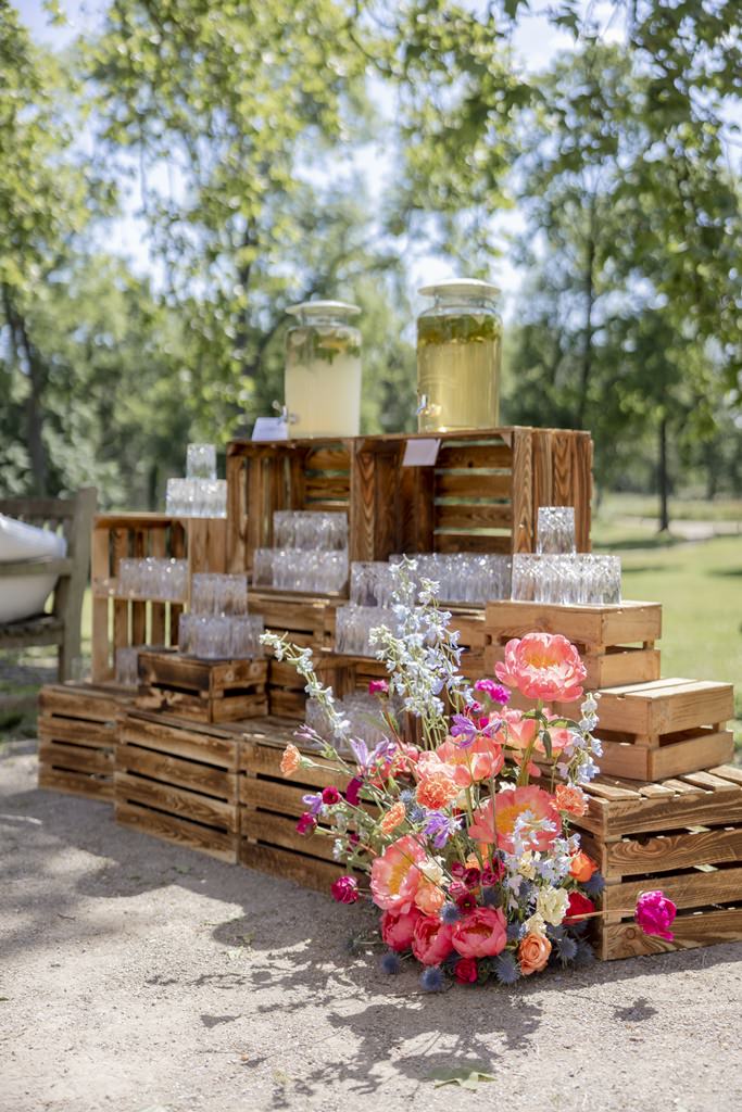 DIY Hochzeits-Limobar mit rustikalen Holzkisten, Gläsern und Getränkespendern | Hochzeitsfoto: Hanna Witte