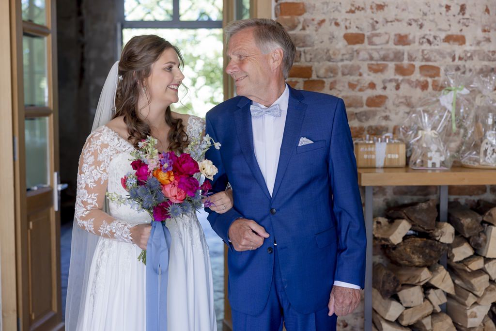 die Braut und ihr Vater machen sich gemeinsam auf den Weg zur Freien Trauung | Hochzeitsfoto: Hanna Witte