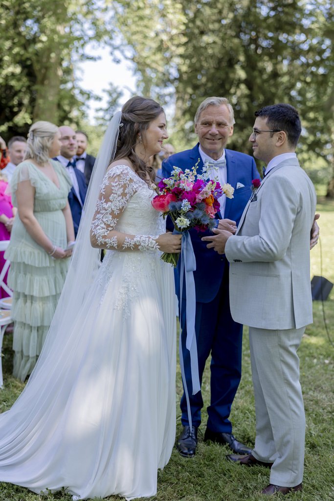 die Braut und ihr Vater kommen vor der Trauung beim Bräutigam an | Hochzeitsfoto: Hanna Witte