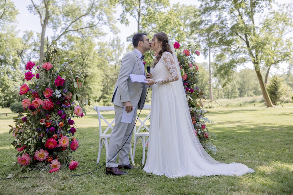 das Brautpaar küsst sich nach dem Eheversprechen bei der Freien Trauung | Hochzeitsfoto: Hanna Witte