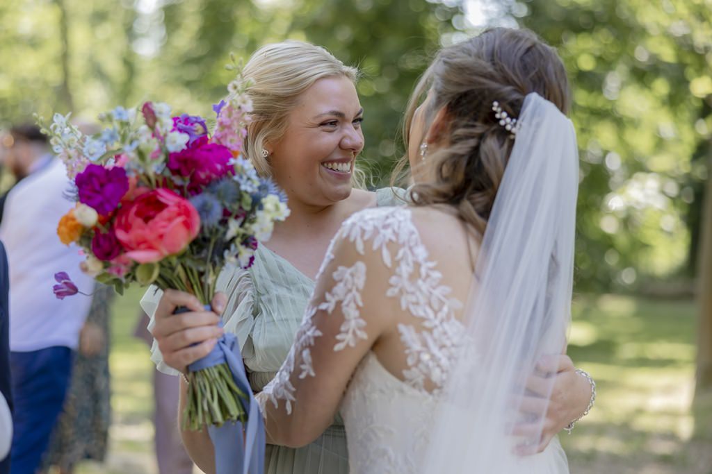 die Braut umarmt nach der Trauung ihre Trauzeugin | Hochzeitsfoto: Hanna Witte