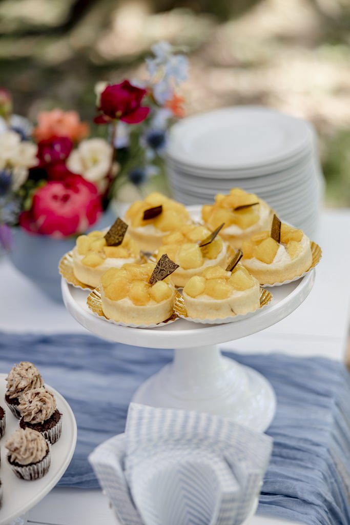 kleine Mango Tartelettes auf einer weißen Etagere bei einem Hochzeits Sweet Table | Hochzeitsfoto: Hanna Witte