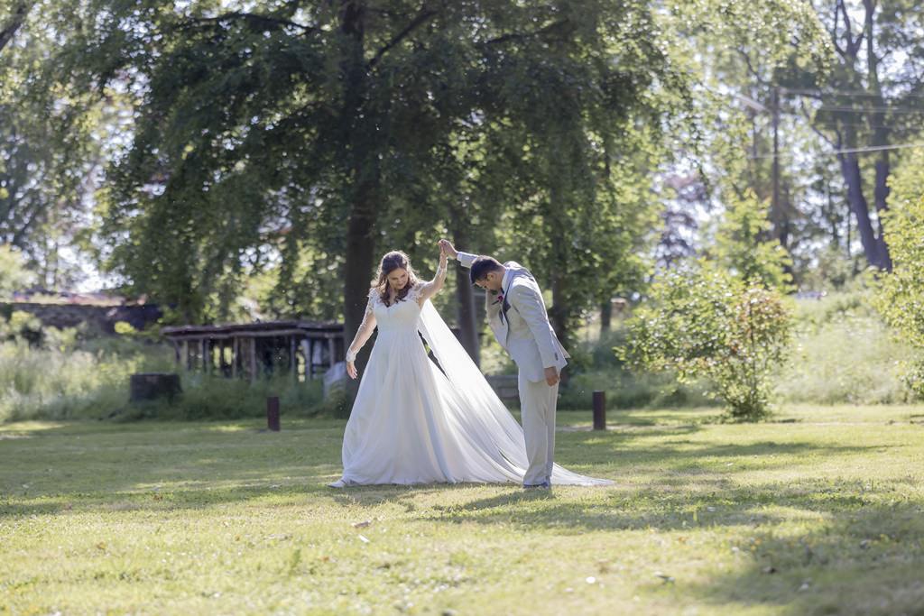 Braut und Bräutigam posieren im Park von Rittergut Orr für Paarfotos | Hochzeitsfoto: Hanna Witte