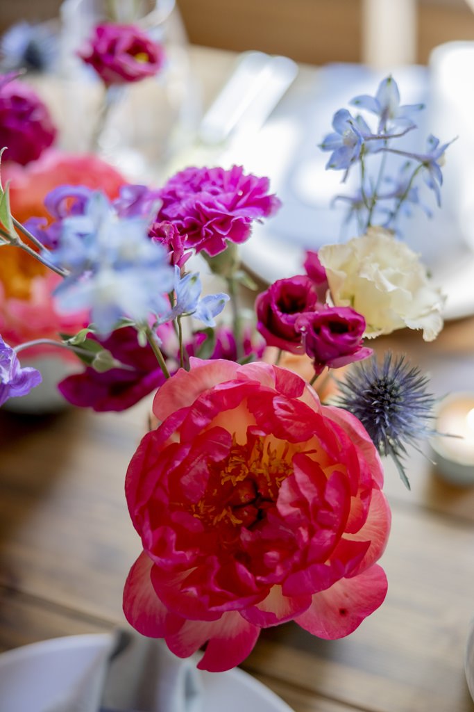 Hochzeits-Blumendeko in pink, blau und koralle | Hochzeitsfoto: Hanna Witte