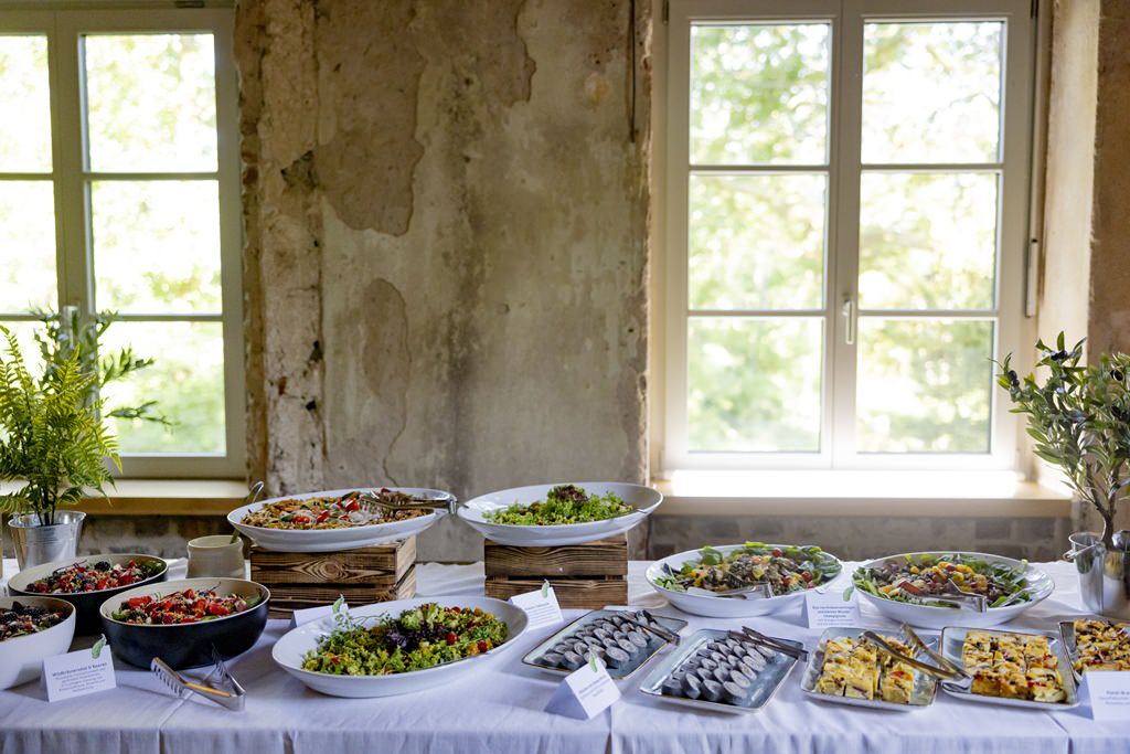 Hochzeitscatering von Kaiserschote Feinkost Catering bei einer Feier im Rittergut Orr | Hochzeitsfoto: Hanna Witte