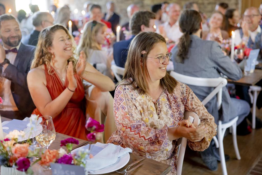 die Hochzeitsgäste beklatschen die Rede des Brautpaares | Hochzeitsfoto: Hanna Witte
