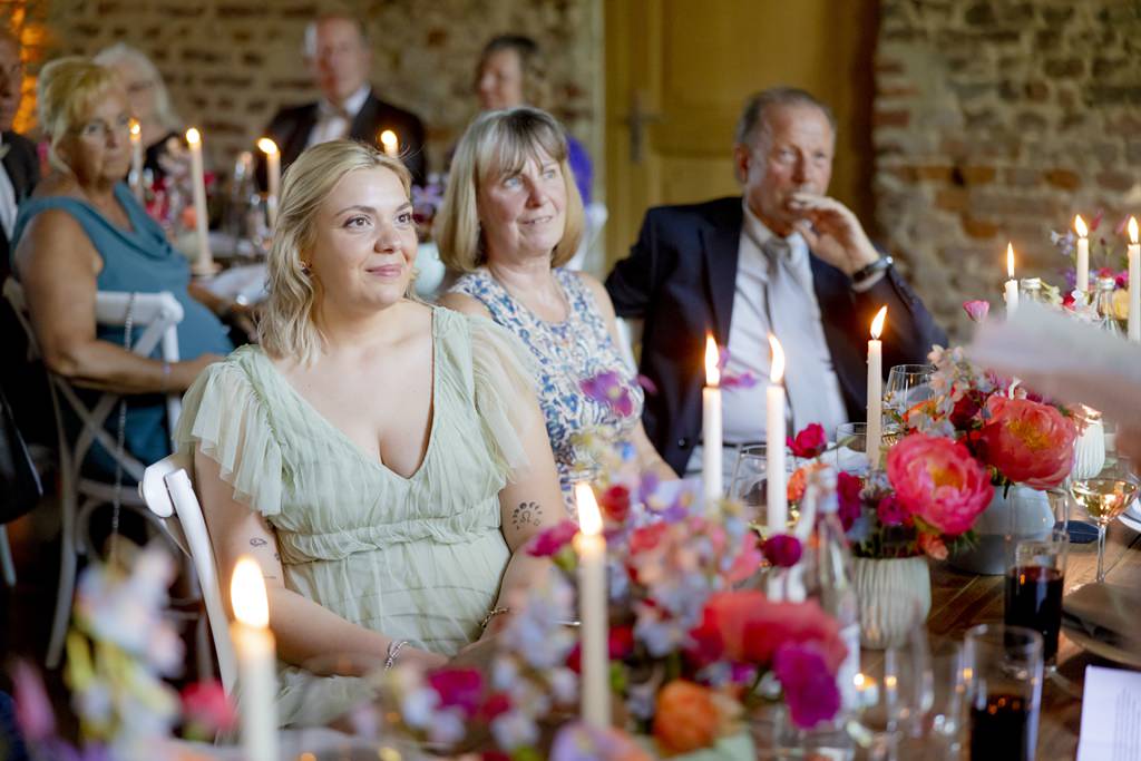 die Gäste lauschen gespannt der Rede des Brautpaars | Hochzeitsfoto: Hanna Witte