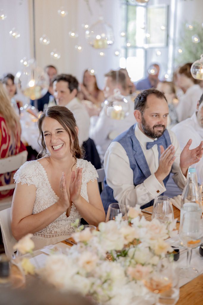 das Brautpaar applaudiert während einer Rede bei der Hochzeitsfeier | Foto: Hanna Witte