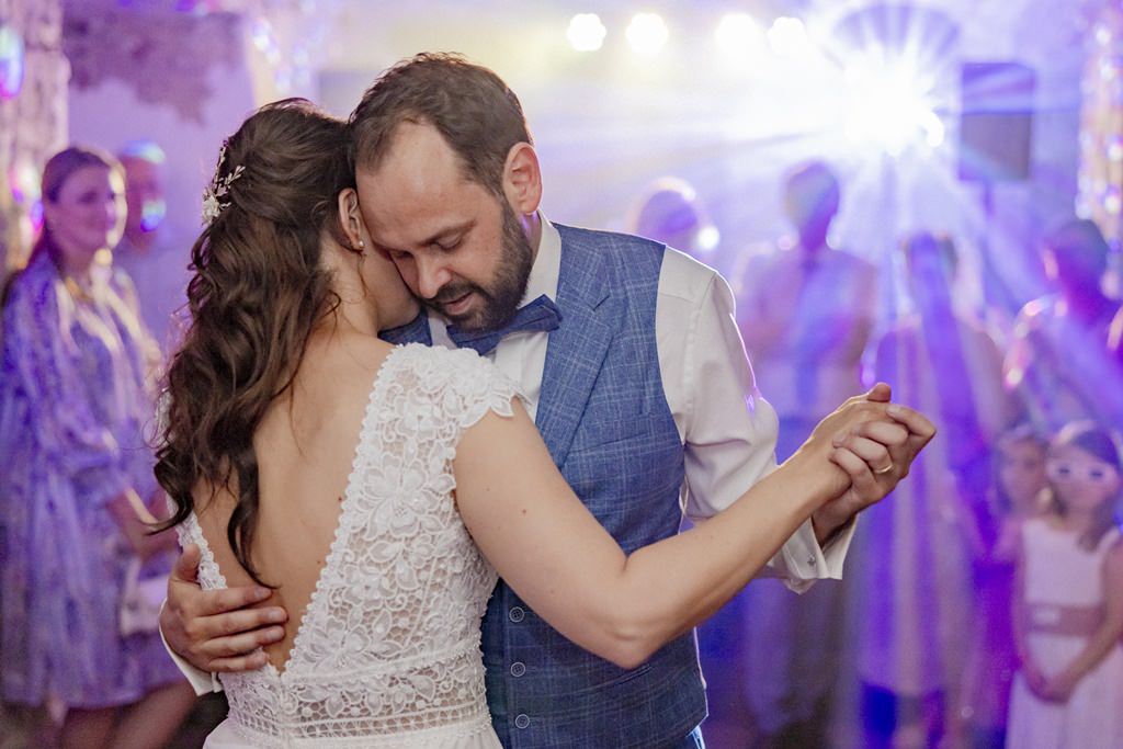 das Brautpaar tanzt eng umschlungen den Eröffnungstanz | Foto: Hanna Witte