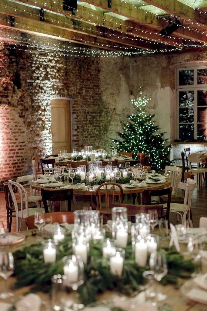 Festsaal mit winterlicher Deko aus Kerzen, Tanne, Lichterketten und Weihnachtsbaum | Foto: Hanna Witte