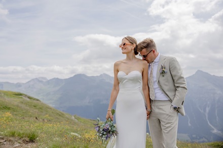 das Brautpaar posiert in der Natur vor einer Bergkulisse in der Schweiz | Foto: Hanna Witte